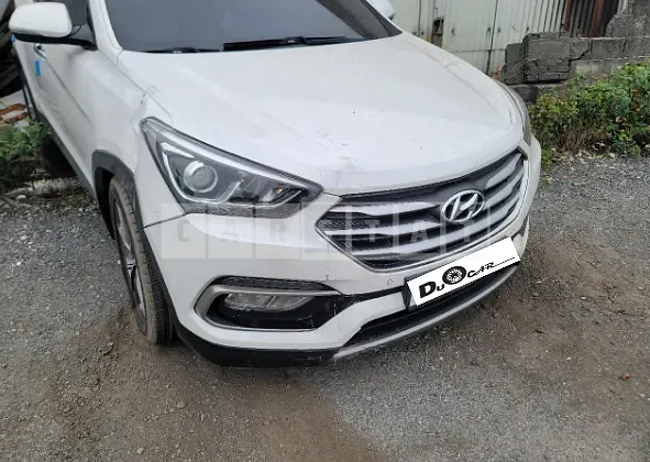 Photo 2 of 9: 2017 Hyundai Santa Fe, VIN KMHSW81UBHU738785 — Korean insurance auction