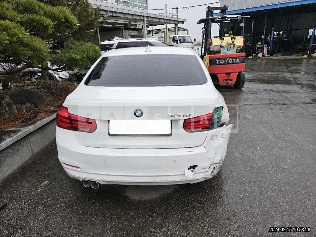 Photo 2 of 19: 2016 BMW 320d, VIN WBA8C5104GK640617 — Korean insurance auction