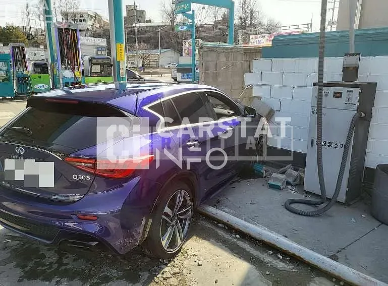 Photo 2 of 13: 2017 Infiniti Infinity Q30, VIN SJKCH53E0HA049258 — Korean insurance auction