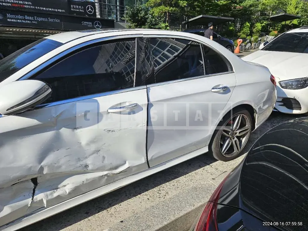 Photo 2 of 32: 2018 Mercedes-Benz E 300 — Korean insurance auction