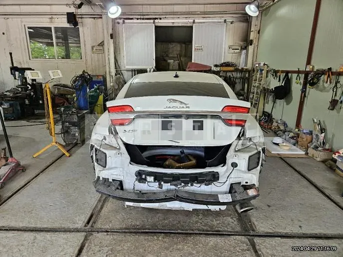 Photo 2 of 32: 2015 Jaguar XF 2.2d — Korean insurance auction