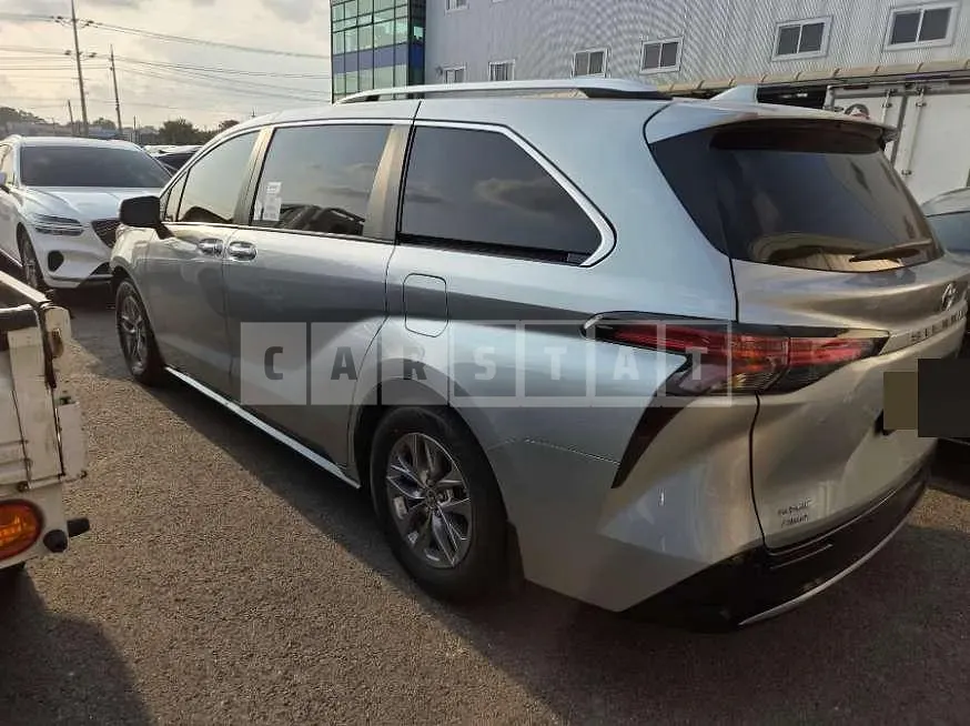 Photo 2 of 5: 2023 Toyota Siena Hybrid AWD — Korean insurance auction