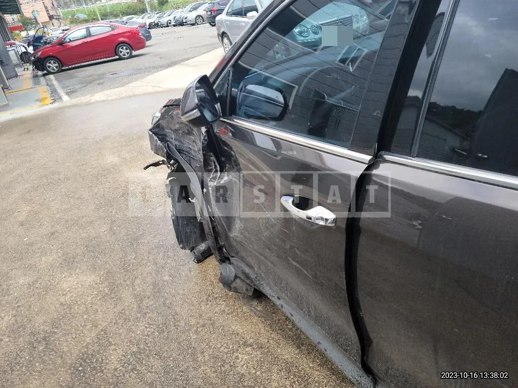 Photo 2 of 8: 2017 Hyundai Santa Fe DM 2.0, VIN KMHSW81UBJU800005 — Korean insurance auction