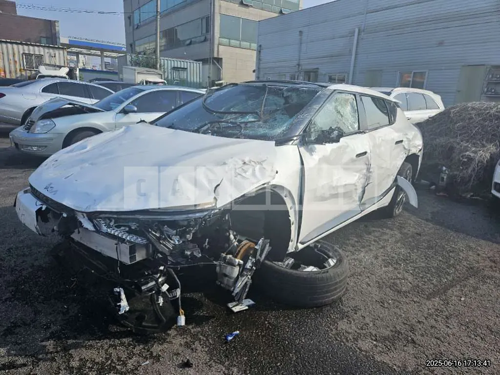 Photo 2 of 24: 2023 Kia EV6 Long Range — Korean insurance auction
