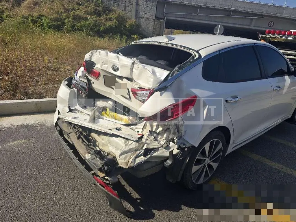Photo 2 of 9: 2017 Kia K5 — Korean insurance auction