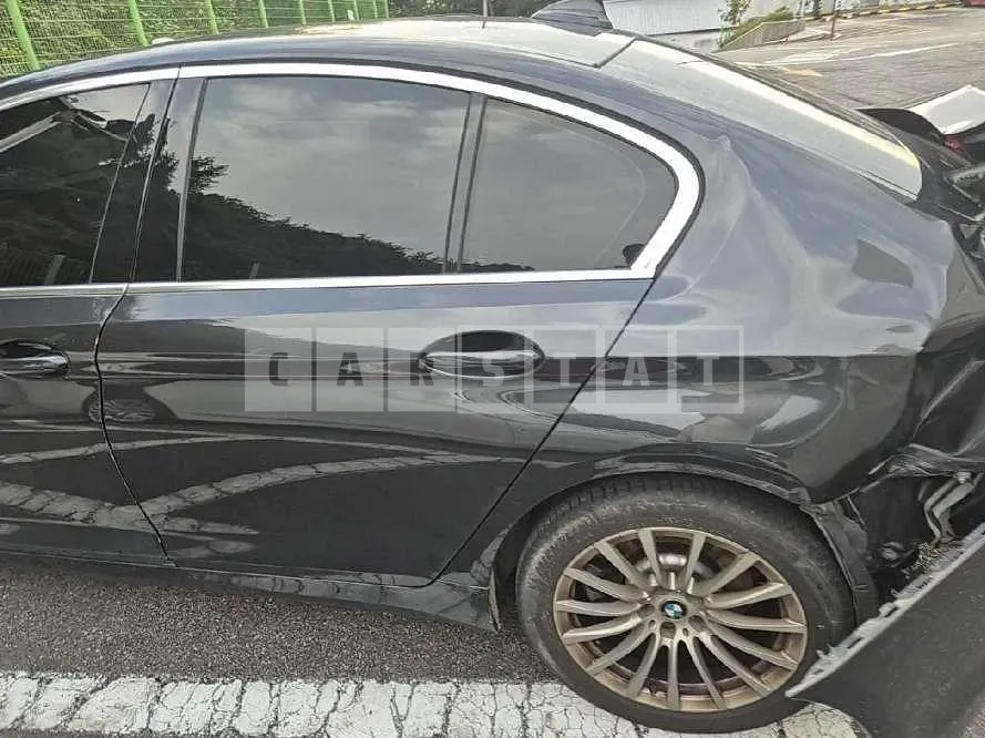 Photo 2 of 20: 2020 BMW 520i Luxury — Korean insurance auction