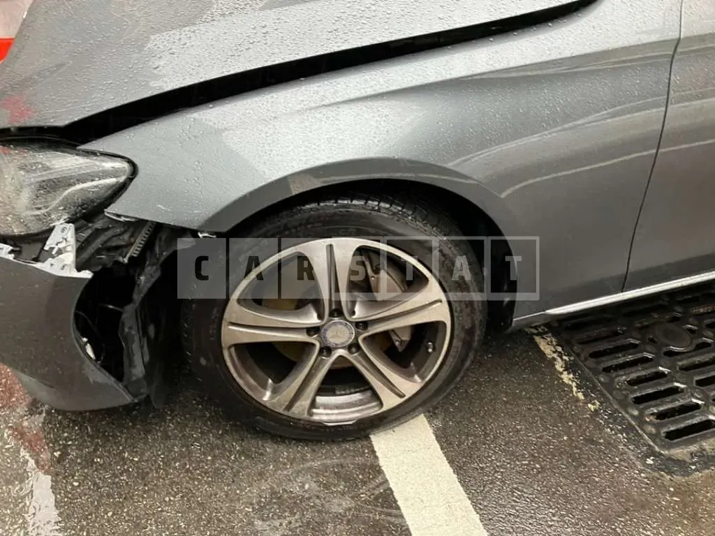 Photo 2 of 29: 2017 Mercedes-Benz E 300, VIN WDDZF4JB4HA038842 — Korean insurance auction