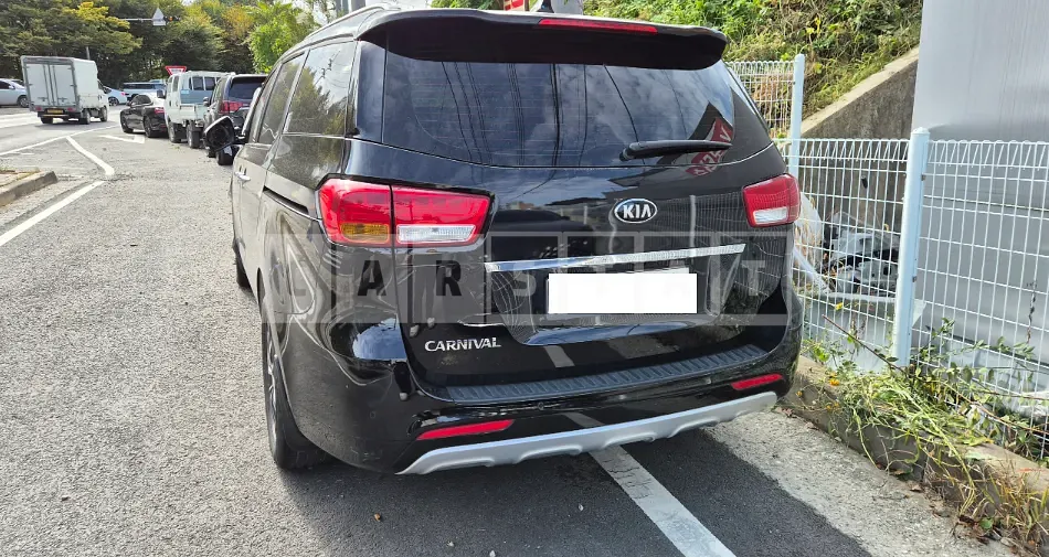 Photo 2 of 9: 2017 Kia Carnival — Korean insurance auction