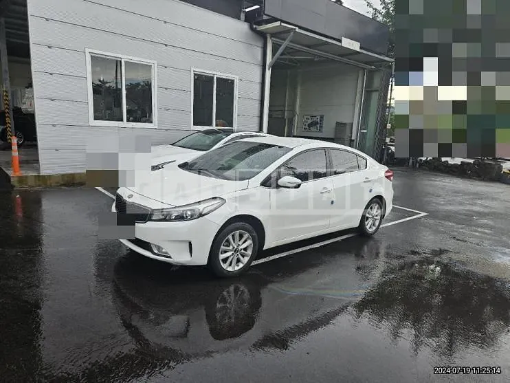 Photo 2 of 11: 2017 Kia K3 1.6 — Korean insurance auction