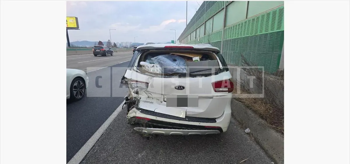 Photo 2 of 8: 2015 Kia Carnivals — Korean insurance auction