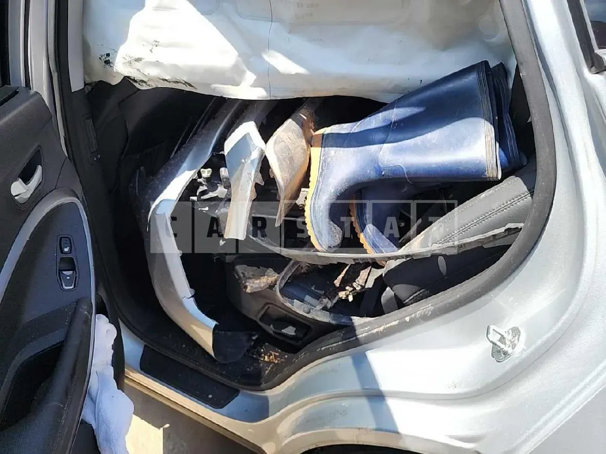 Photo 2 of 17: 2016 Hyundai Santa Fe DM, VIN KMHSW81UBGU701544 — Korean insurance auction