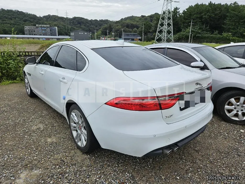 Photo 2 of 13: 2017 Jaguar XF 20d — Korean insurance auction