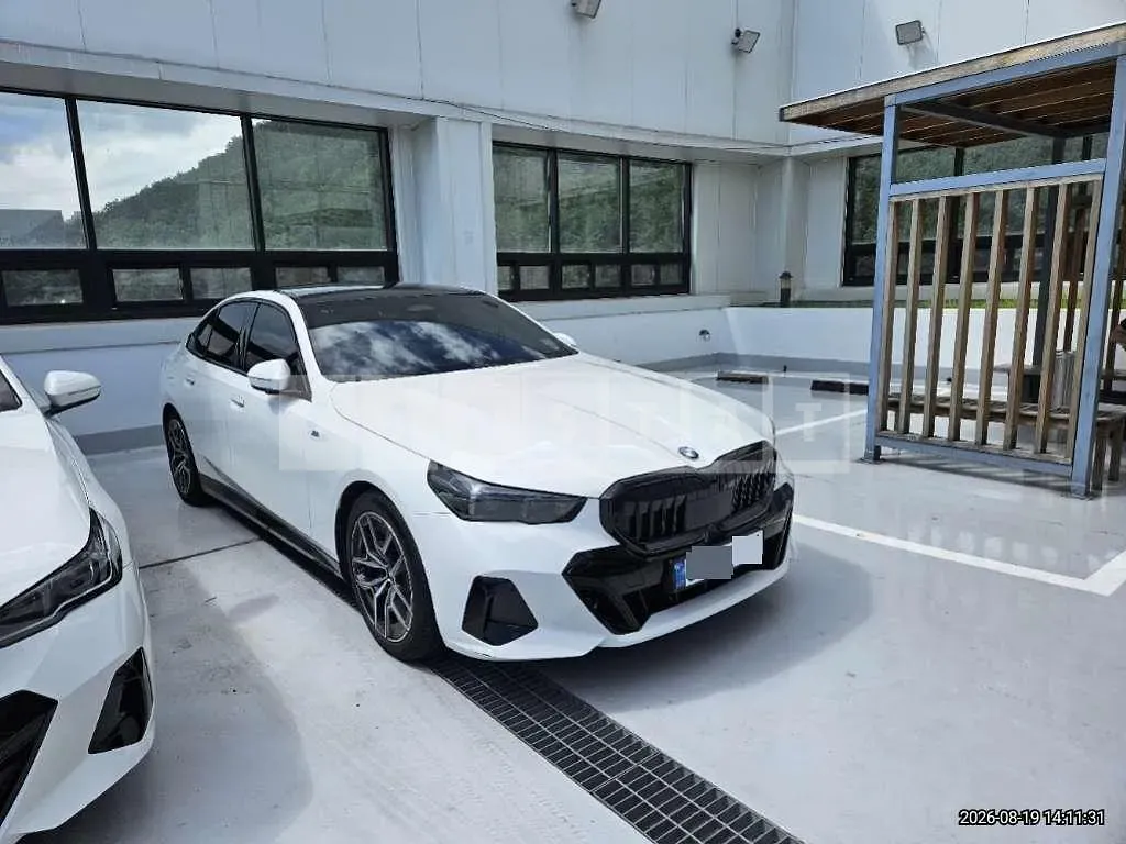 Photo 2 of 19: 2024 BMW 520i — Korean insurance auction