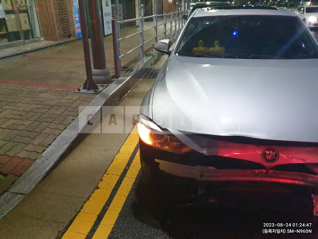 Photo 2 of 10: 2015 BMW 320i, VIN WBA3B1109FK350264 — Korean insurance auction