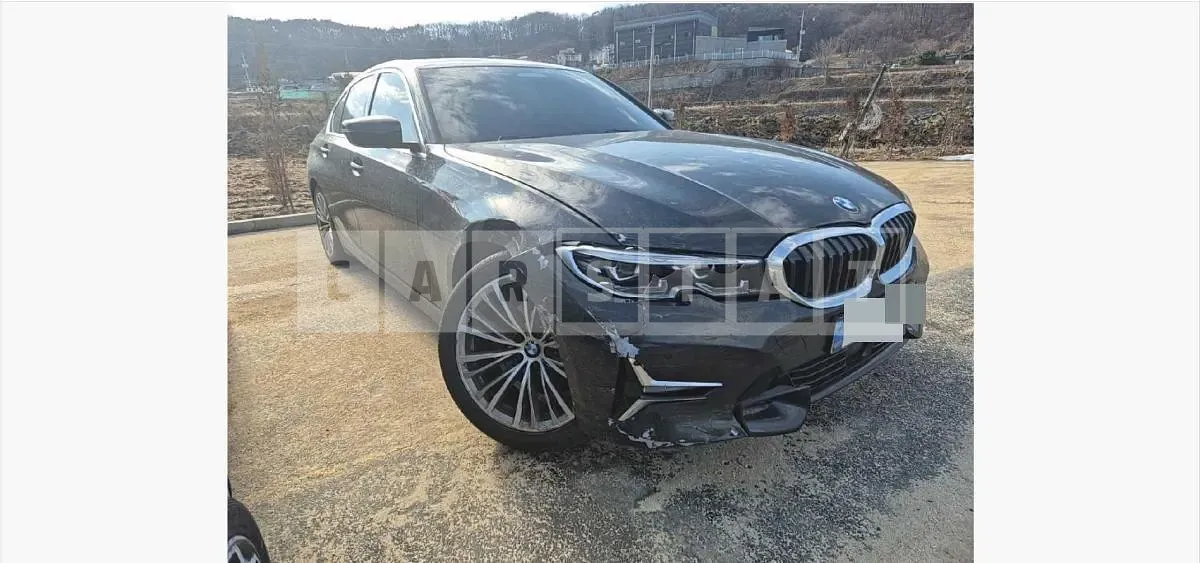 Photo 2 of 61: 2021 BMW 320i — Korean insurance auction