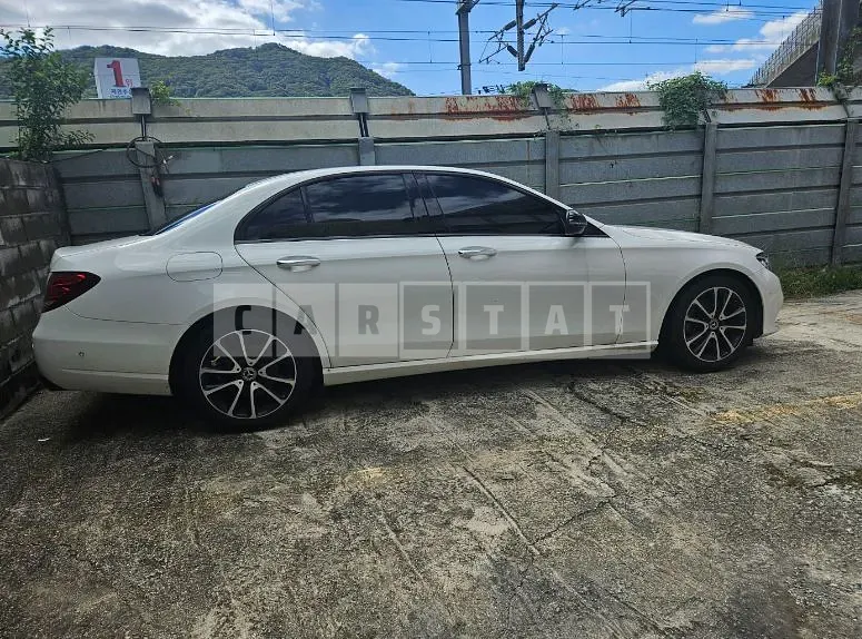Photo 2 of 7: 2020 Mercedes-Benz E250 — Korean insurance auction