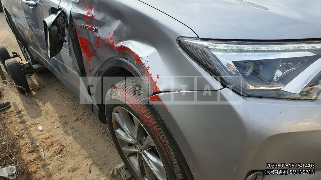 Photo 2 of 34: 2018 Toyota Love 4 Hybrid, VIN JTMDJREV1JD204341 — Korean insurance auction