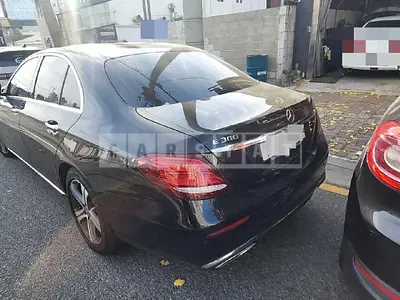Photo 1 of 33: 2019 Mercedes-Benz E 300, VIN WDDZF4JB9KA656326 — Korean insurance auction