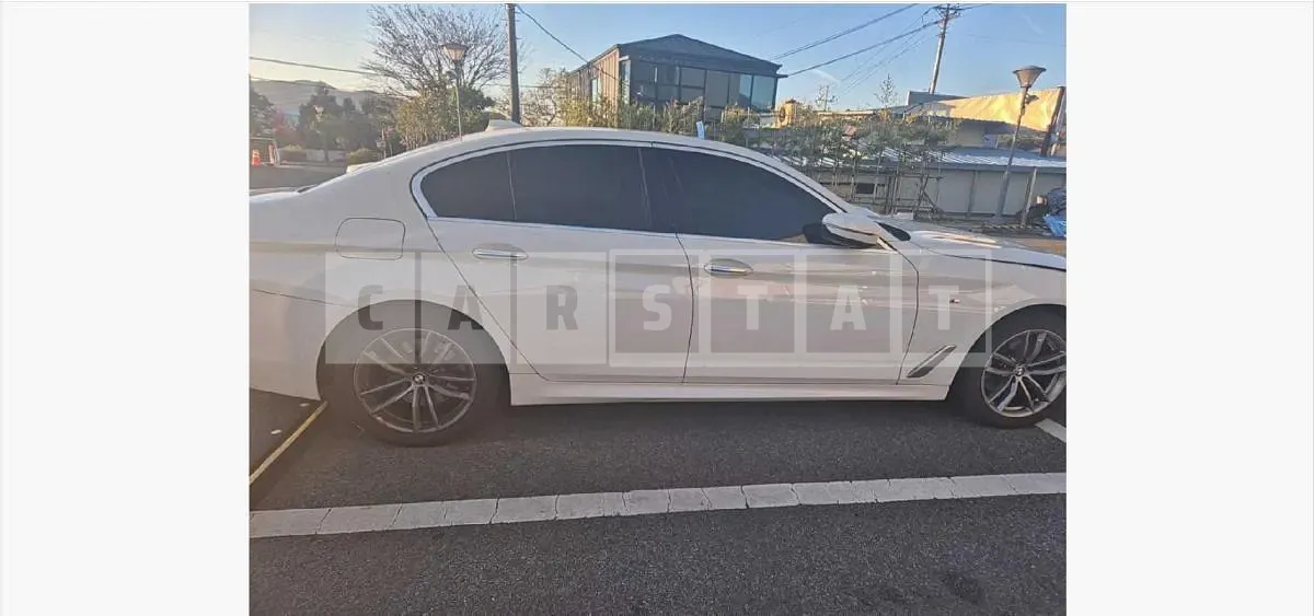 Photo 2 of 26: 2017 BMW 520d — Korean insurance auction