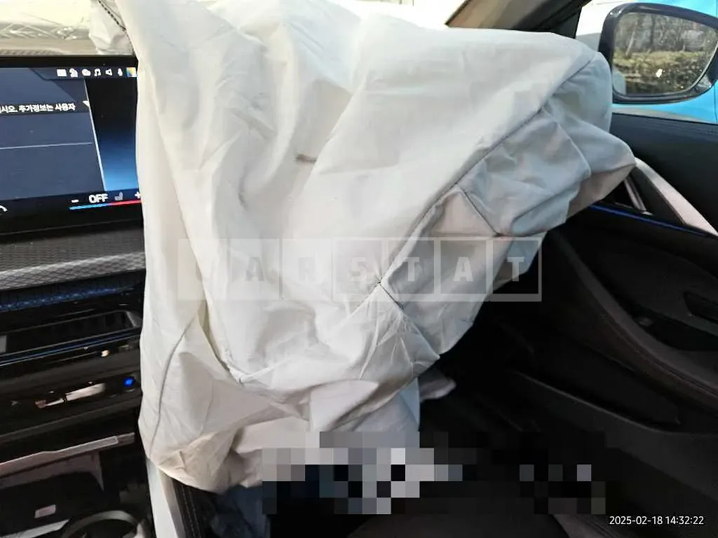 Photo 2 of 22: 2024 BMW 420i Convertible — Korean insurance auction