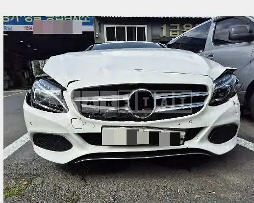 Photo 2 of 8: 2018 Mercedes-Benz C200 — Korean insurance auction