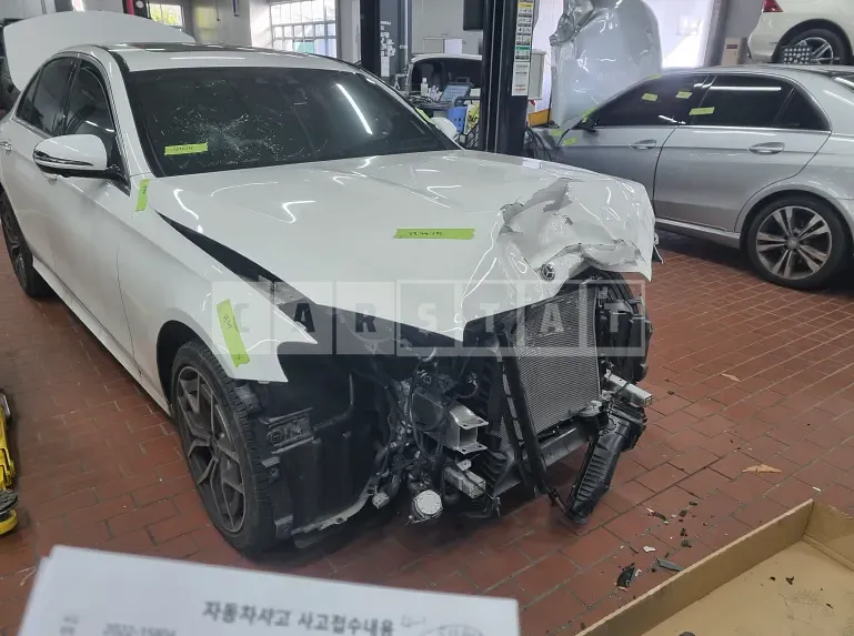 Photo 2 of 12: 2021 Mercedes-Benz E220 d 4Matic, VIN W1KZF0FB5MA935180 — Korean insurance auction