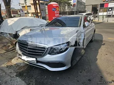 Photo 1 of 21: 2017 Mercedes-Benz E 300 4Matic, VIN WDDZF4KB4HA257363 — Korean insurance auction