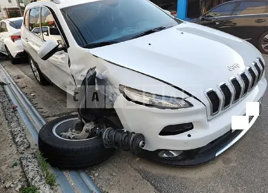 Photo 2 of 18: 2015 Jeep Cherokee, VIN 1C4PJMCY7FW666363 — Korean insurance auction
