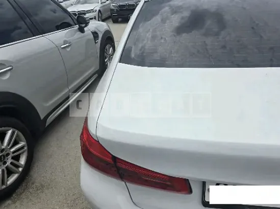 Photo 2 of 23: 2020 BMW 520i Luxury — Korean insurance auction