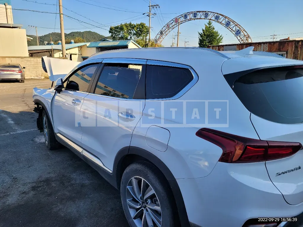 Photo 2 of 12: 2020 Hyundai Santa Fe, VIN KMHS281BBLU295510 — Korean insurance auction