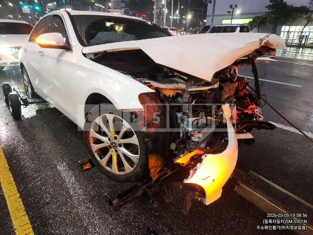 Photo 2 of 5: 2020 Mercedes-Benz E220 d 4Matic — Korean insurance auction