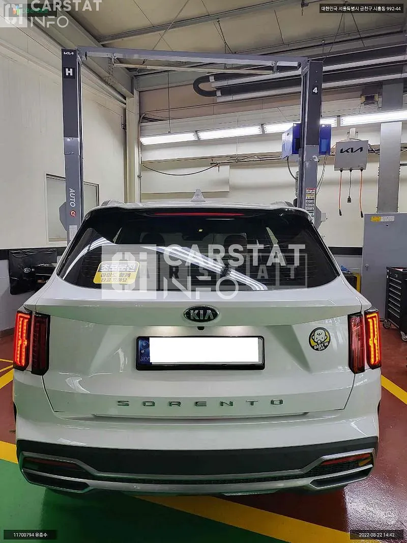 Photo 2 of 14: 2021 Kia Sorento, VIN KNARK81BGMA089041 — Korean insurance auction