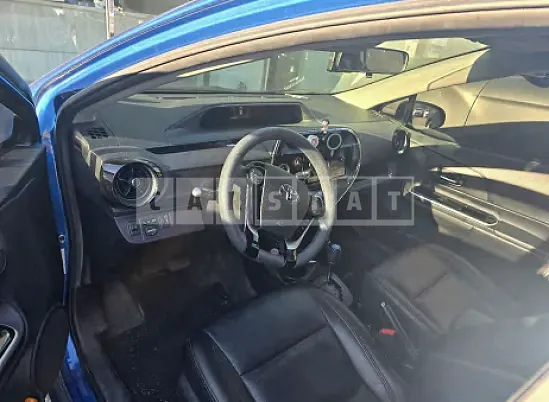 Photo 2 of 8: 2018 Toyota Prius C — Korean insurance auction