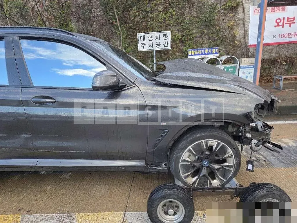 Photo 2 of 8: 2023 BMW iX3 M Sport — Korean insurance auction