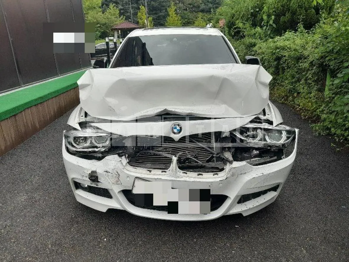 Photo 2 of 43: 2018 BMW 320d, VIN WBA8C5106JA075316 — Korean insurance auction