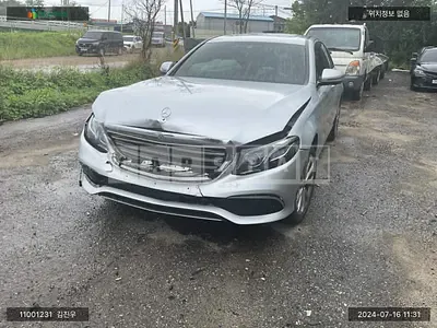 Photo 1 of 20: 2017 Mercedes-Benz E300 4Matic, VIN WDDZF4KB1JA327746 — Korean insurance auction