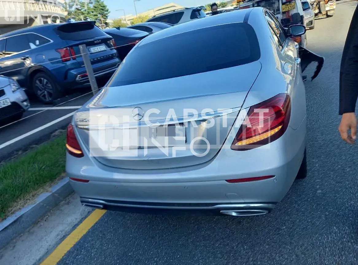 Photo 2 of 26: 2019 Mercedes-Benz E220 d, VIN WDDZF0EBXKA520628 — Korean insurance auction
