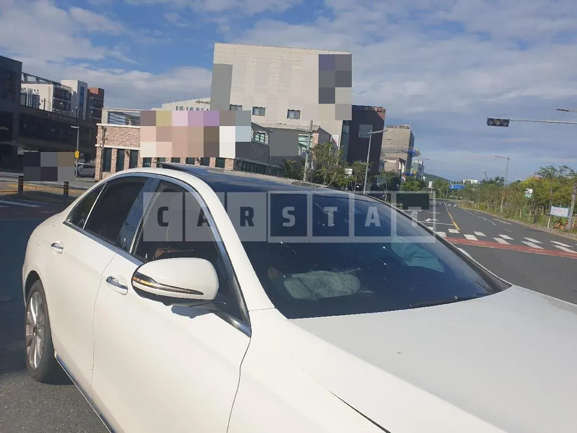 Photo 2 of 27: 2019 Mercedes-Benz E300, VIN WDDZF4JB7KA640142 — Korean insurance auction