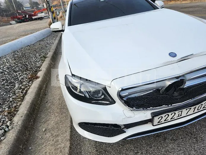 Photo 2 of 6: 2017 Mercedes-Benz E300 4Matic, VIN WDDZF4KB9HA098713 — Korean insurance auction