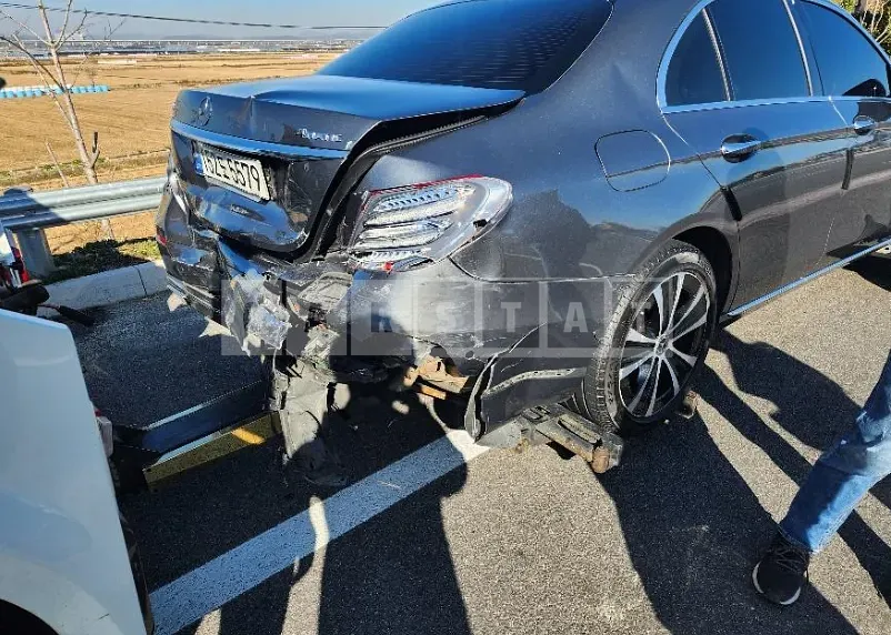 Photo 2 of 3: 2020 Mercedes-Benz E300e 4Matic, VIN W1KZF5EB0LA837557 — Korean insurance auction