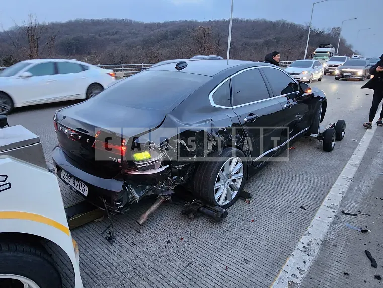 Photo 2 of 20: 2019 Volvo S90 T5, VIN LVYPS102DKP066414 — Korean insurance auction