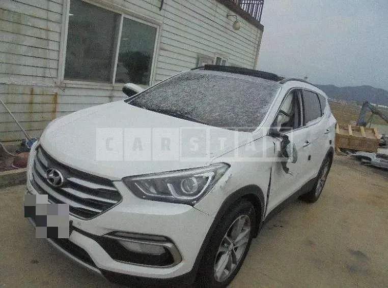 Photo 2 of 24: 2016 Hyundai Santa Fe DM, VIN KMHSW81UBHU715306 — Korean insurance auction