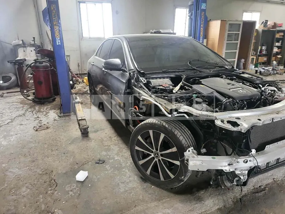 Photo 2 of 43: 2019 Mercedes-Benz E300 e, VIN WDDZF5DB2KA673454 — Korean insurance auction