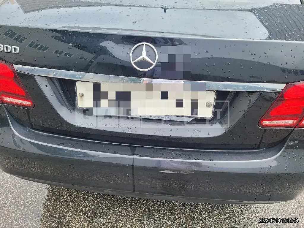 Photo 2 of 18: 2015 Mercedes-Benz E300, VIN WDDHF5FB8FB162579 — Korean insurance auction