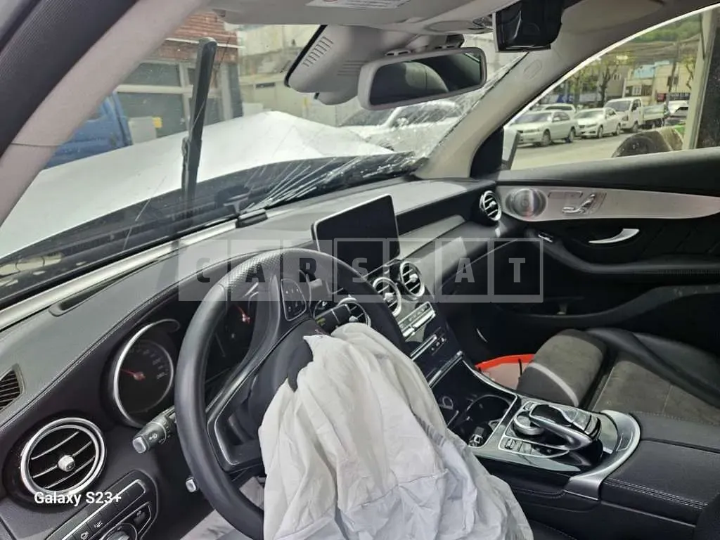 Photo 2 of 39: 2020 Mercedes-Benz GLC300 4Matic — Korean insurance auction
