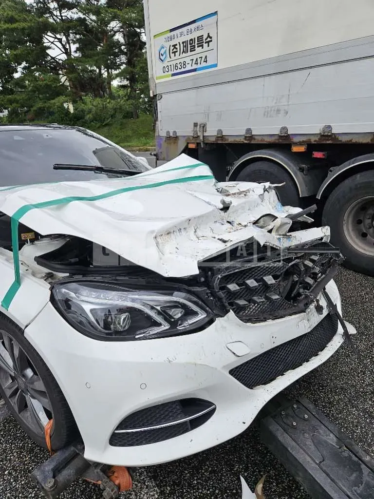 Photo 2 of 5: 2015 Mercedes-Benz E300 4Matic, VIN WDDHF8BB1FB105633 — Korean insurance auction