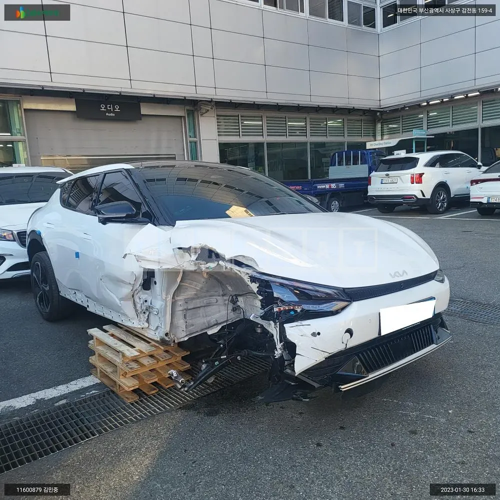 Photo 2 of 8: 2022 Kia EV6, VIN KNAC381AFNA083043 — Korean insurance auction
