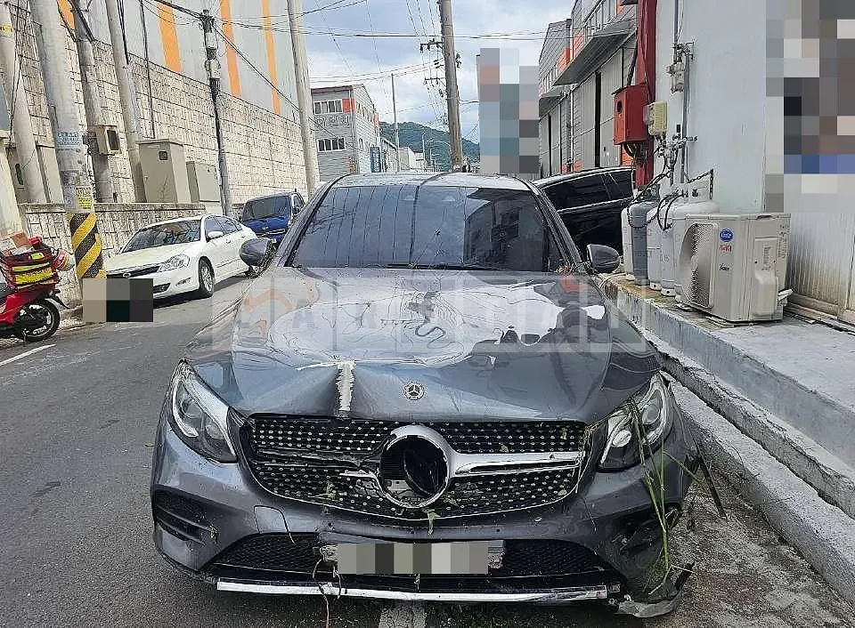 Photo 2 of 9: 2019 Mercedes-Benz GLC300 4Matic Coupe — Korean insurance auction