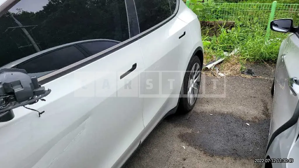 Photo 2 of 17: 2021 Tesla Model Y LongRange, VIN 5YJYGDEE1MF173544 — Korean insurance auction