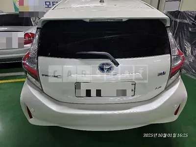 Photo 1 of 12: 2018 Toyota Prius C — Korean insurance auction